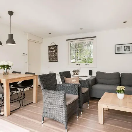 בית נופש Secluded Bungalow In Laag-soeren With Garden